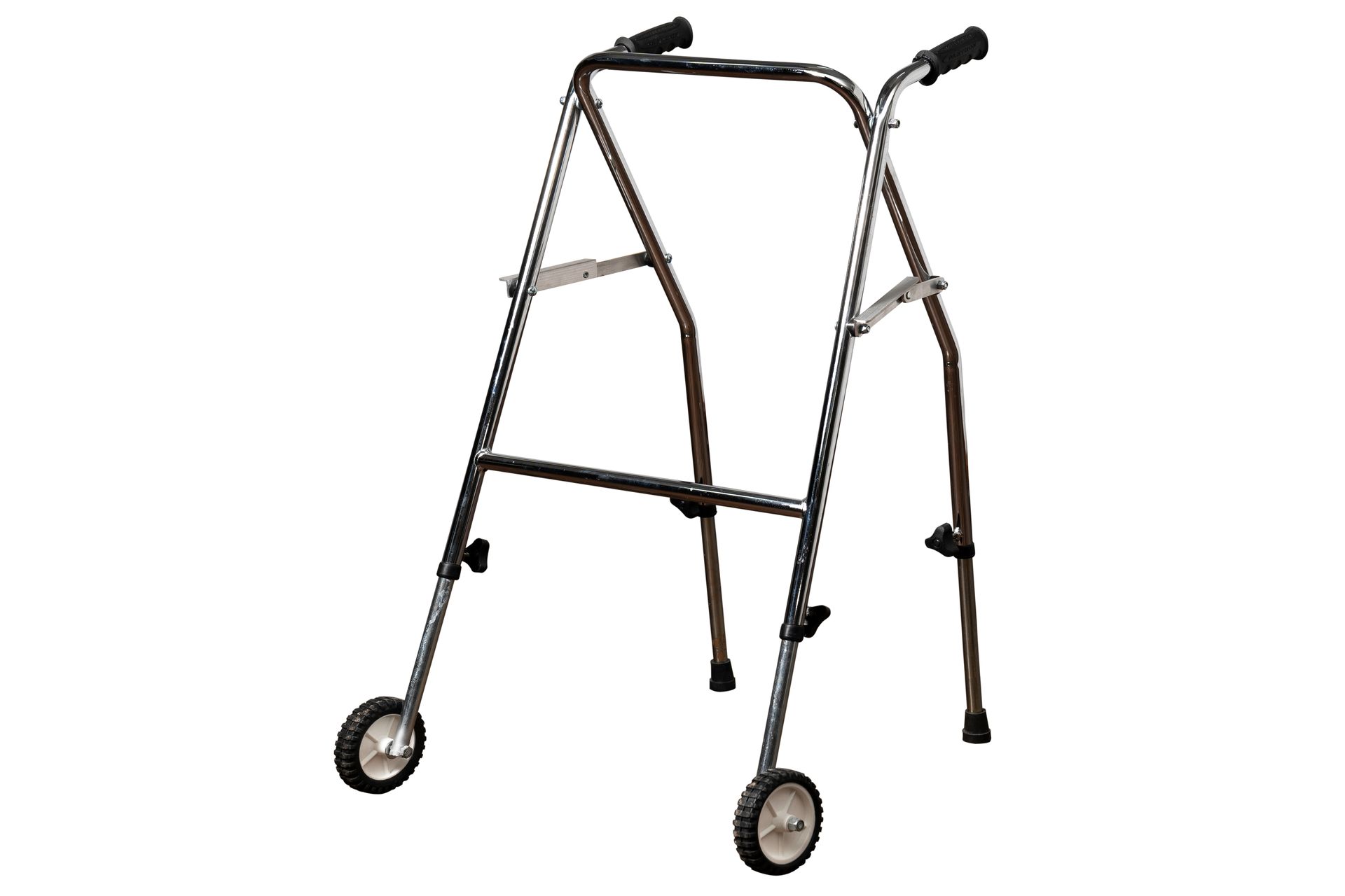 Andador cromado con ruedas; para apoyo a la movilidad.