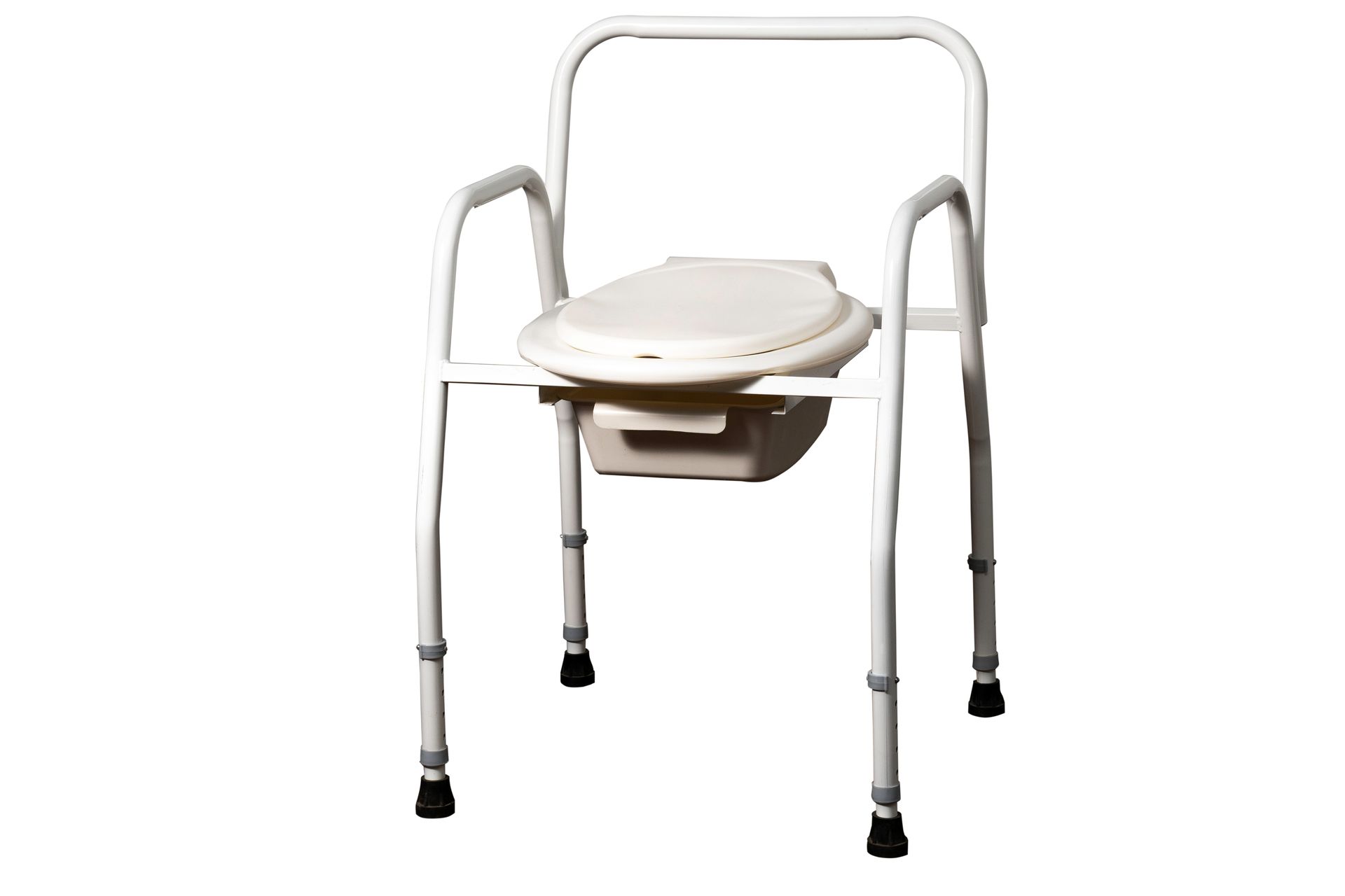 Silla inodoro de color blanco con brazos y cubo extraíble, para uso en baño.