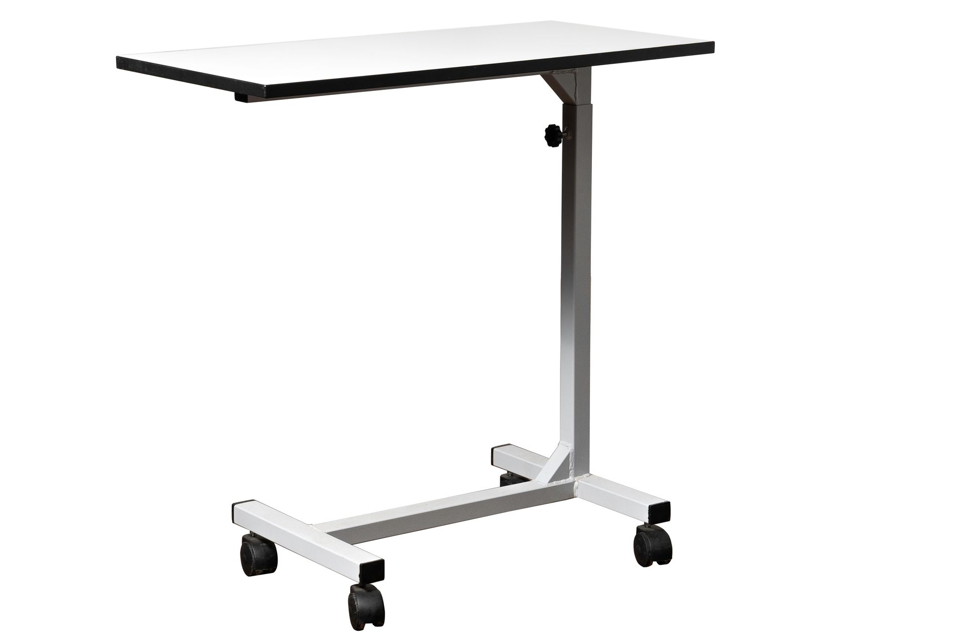 Mesa de noche regulable de color blanco con detalles en negro, sobre ruedas.