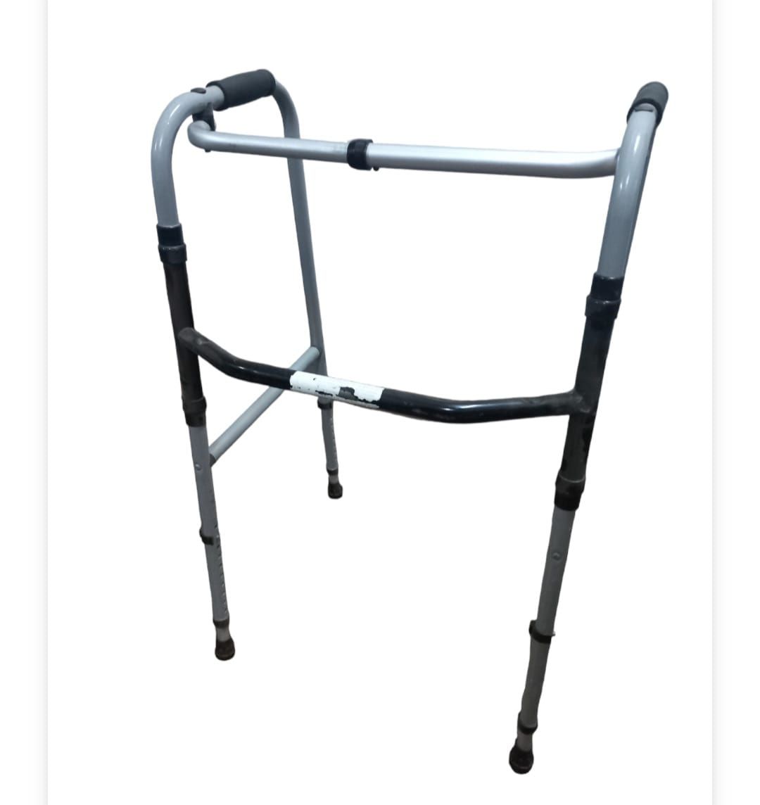 Andador plegable de color azul con ruedas en las patas delanteras.