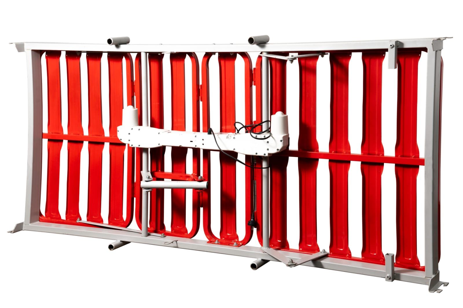 Cama de hospital con colchón azul y mesa de noche.