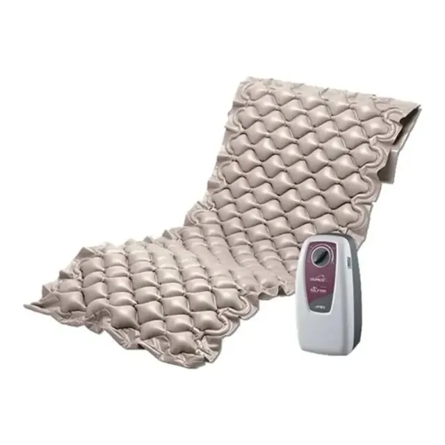 Un conjunto de paneles solares de color rojo y blanco unidos a un marco de metal plateado.