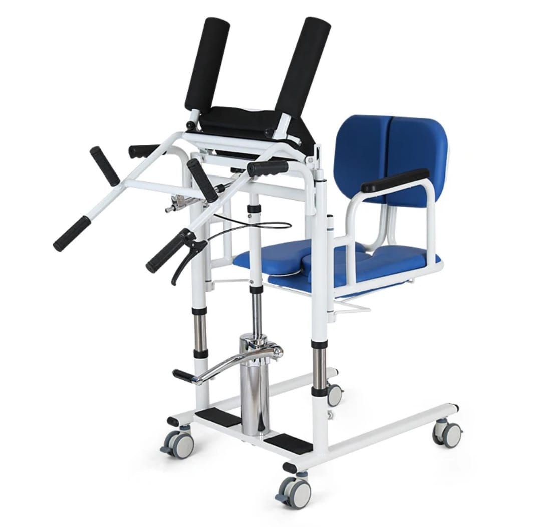 Bastón trípode plateado con mango en forma de D, altura regulable, pies de goma negra.