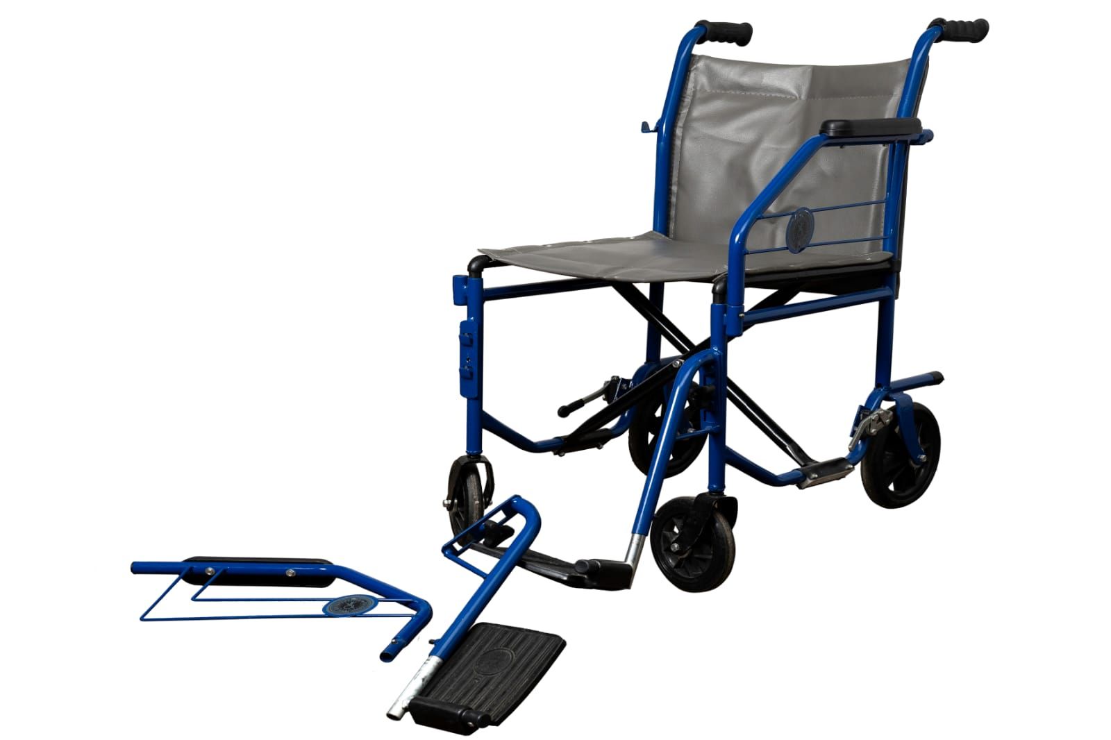 Andador con ruedas de color rojo, con asiento, cesta y frenos de mano.