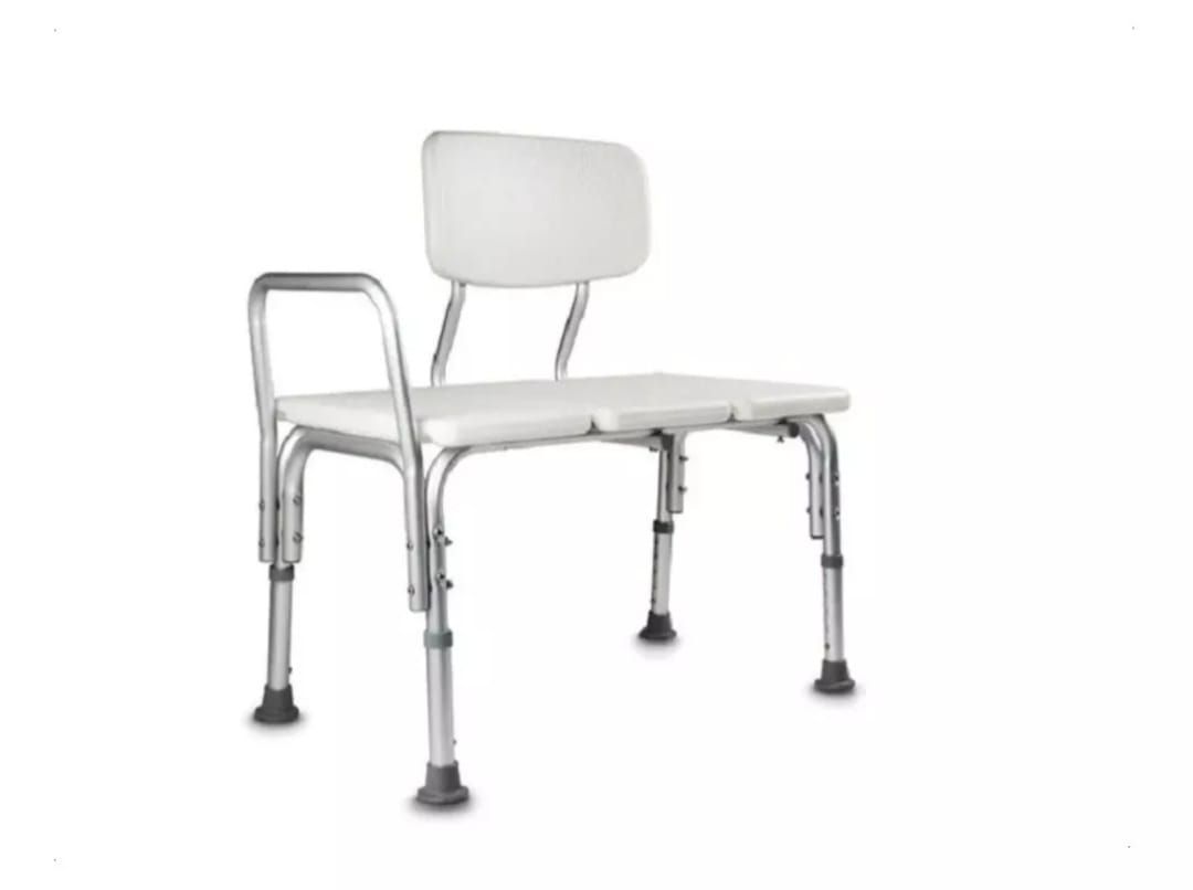 Silla de ducha blanca con respaldo y patas ajustables sobre fondo neutro.