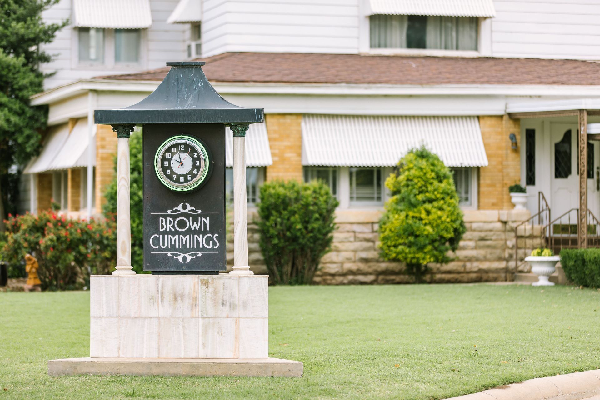 a sign in front of a house that says brown cummings