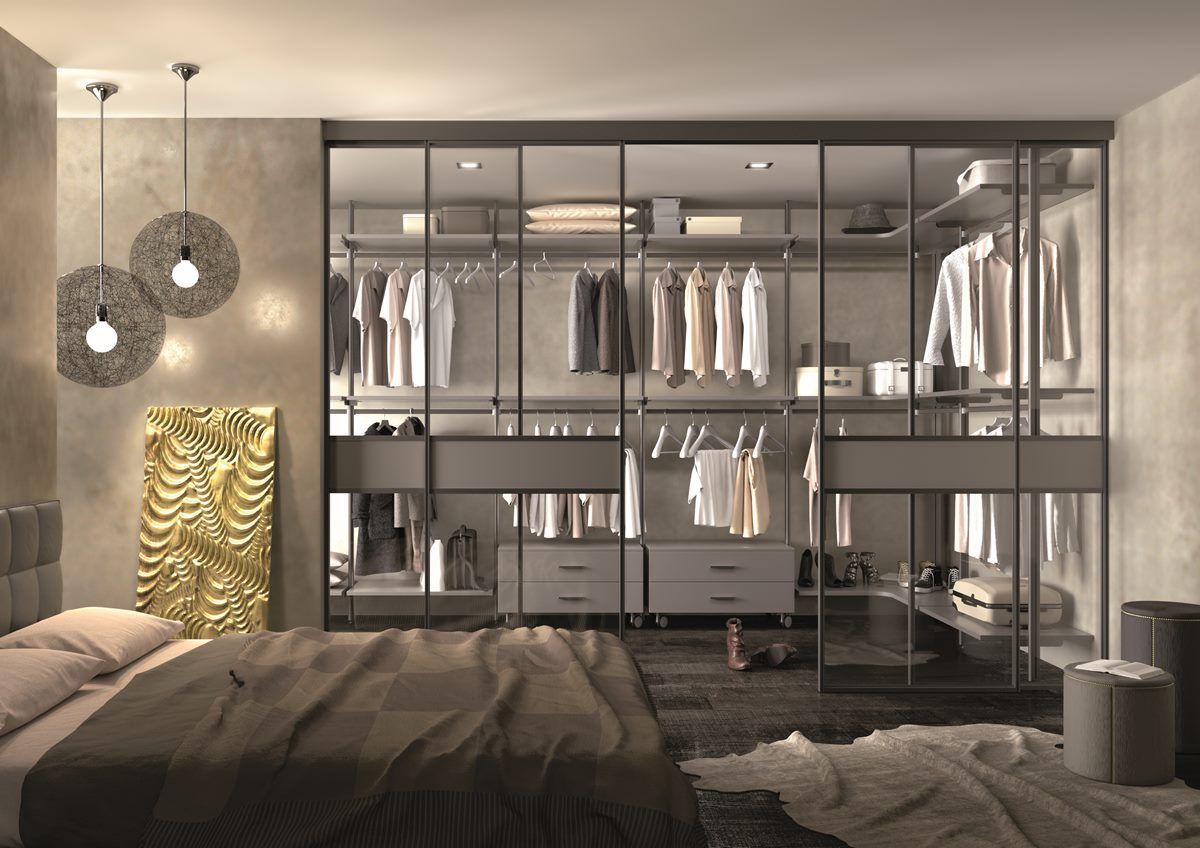 Una camera da letto con cabina armadio e letto