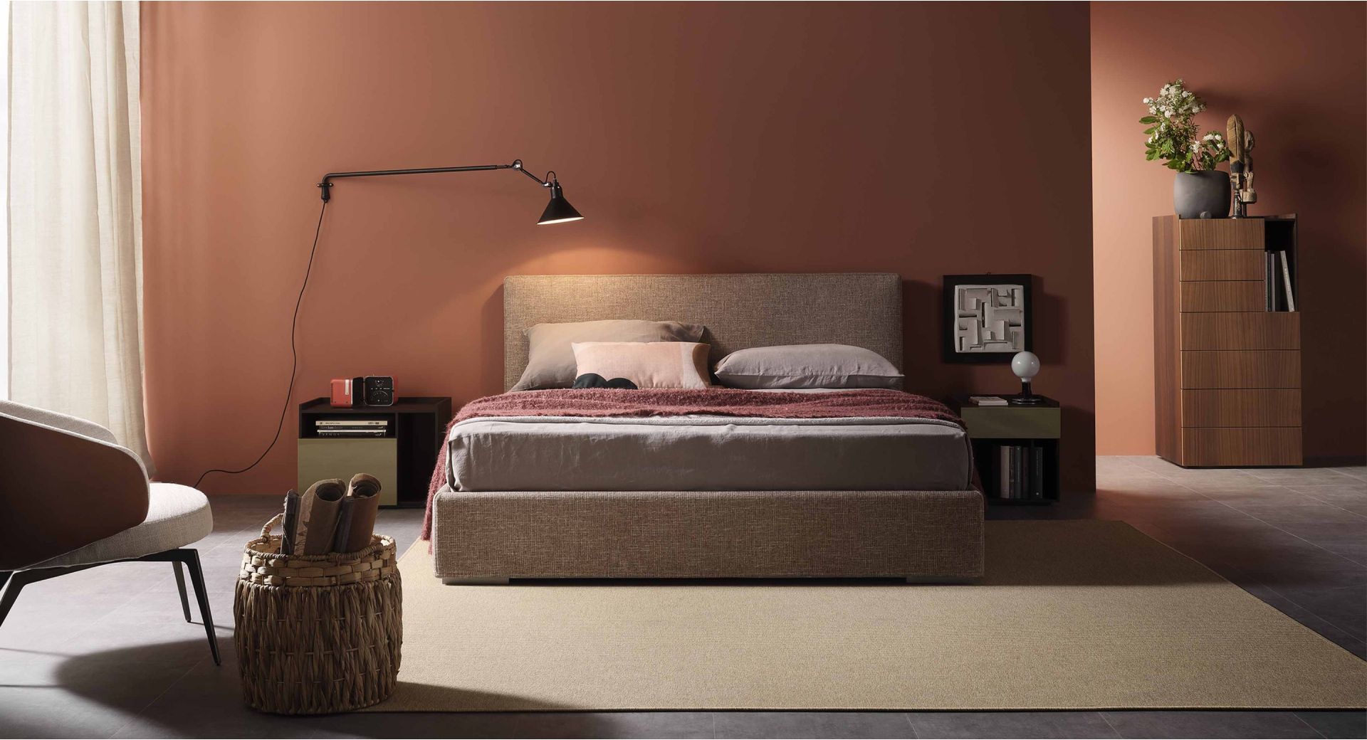 Una camera da letto con un letto, un comodino, una cassettiera e una sedia.