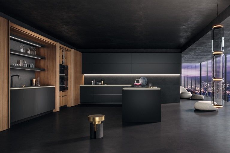 Una cucina con mobili neri e una grande isola