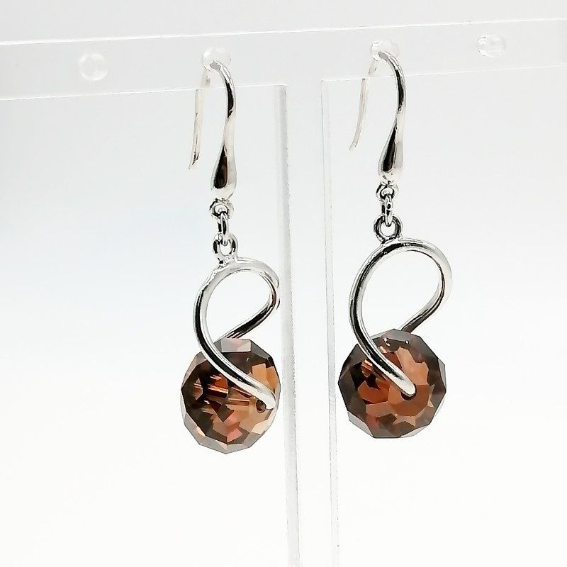 Pendientes de gota de plata con piedra facetada de color marrón.