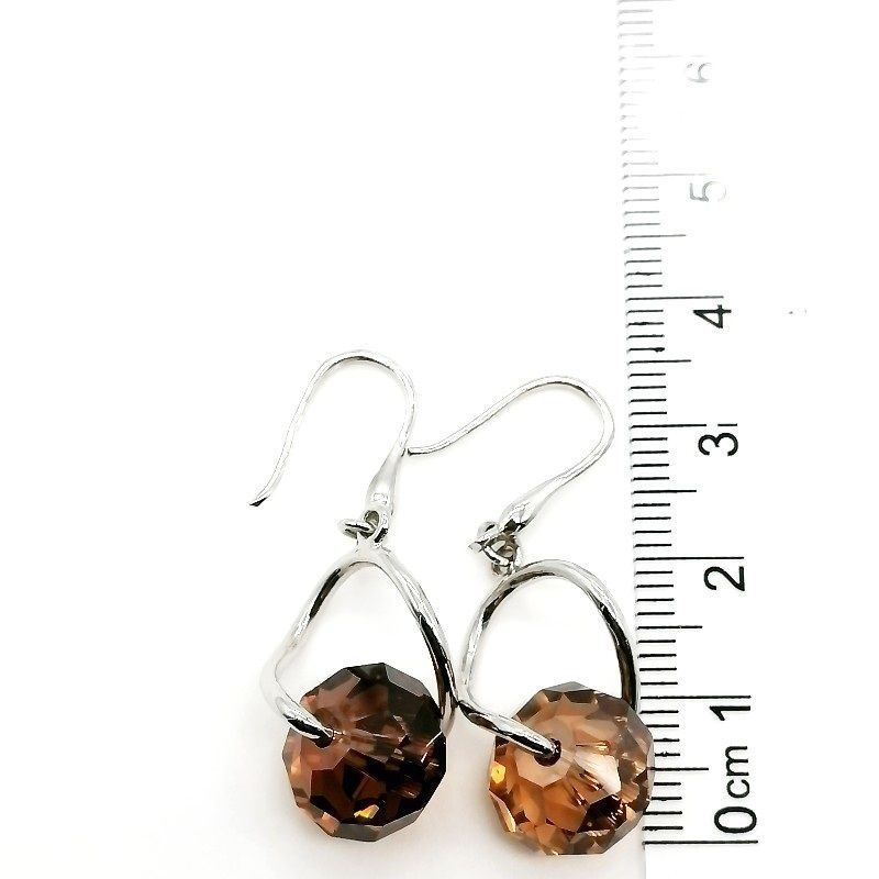Pendientes de gota de plata con piedra facetada de color marrón.