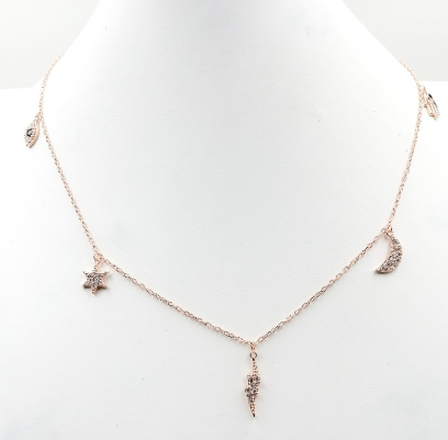 Collar de oro rosa con charms colgantes: estrella, luna, rayo, ojo y mano.