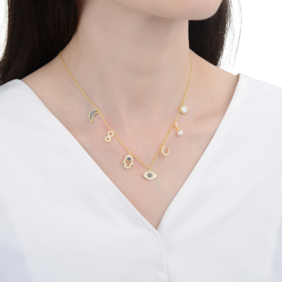 Collar de oro con charms colgantes: luna, infinito, mano, ojo, herradura, perla y sol.
