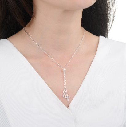 Collar de plata con colgante de cruz y símbolo de infinito.