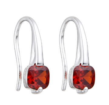 Pendientes de gancho de plata con piedras preciosas rojas de talla cuadrada.