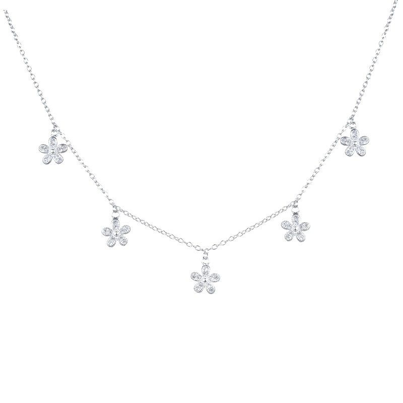 Collar de plata con cinco colgantes de flores, sobre fondo blanco.