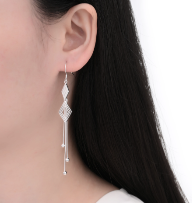 Pendientes colgantes de plata con formas geométricas de diamantes y tiras colgantes con cuentas.