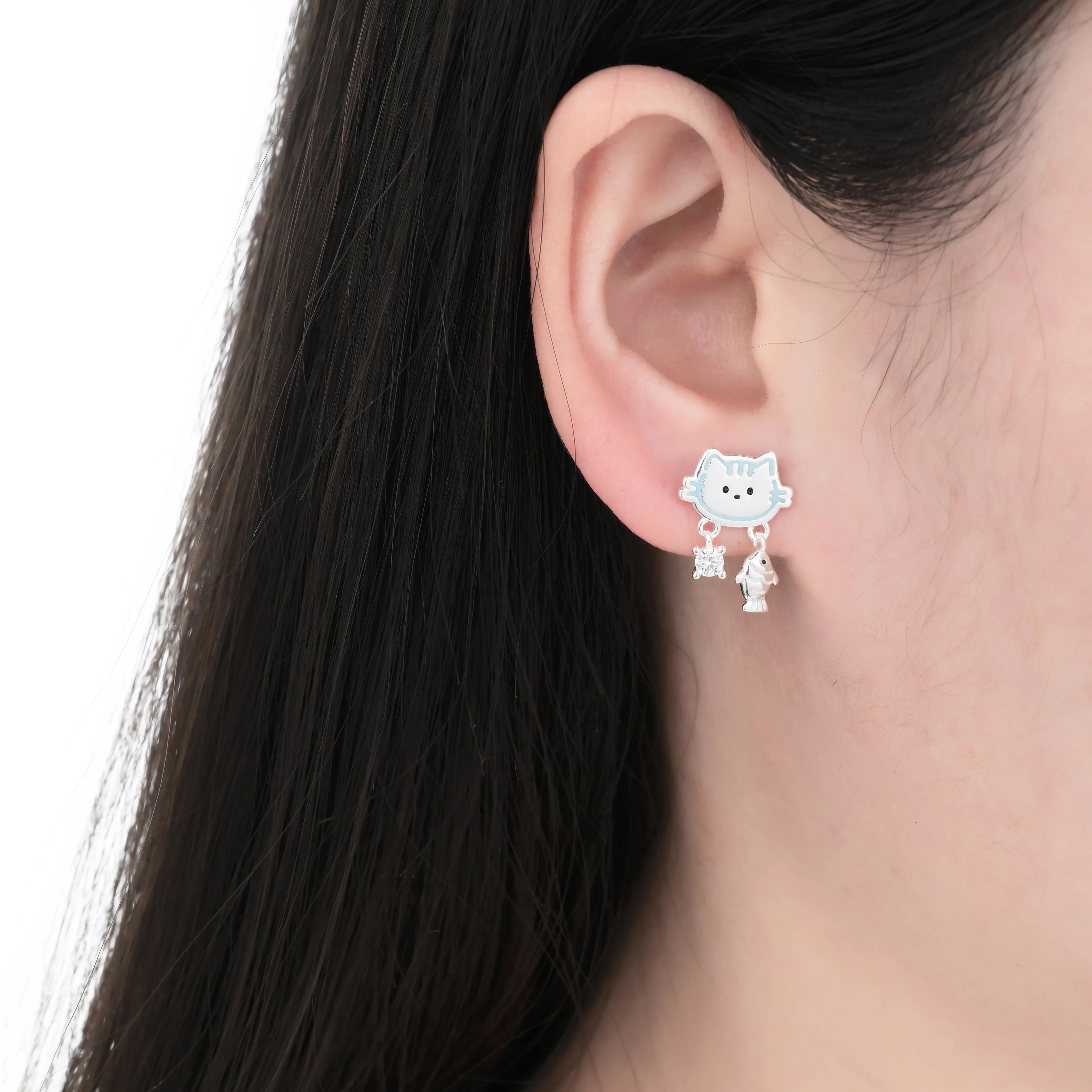 Pendientes de gato de plata con pata colgante, pez y cristales.