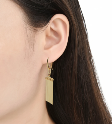 Pendientes de oro con barras rectangulares verticales que cuelgan de un gancho.