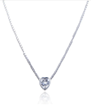 Collar de plata con colgante de piedra preciosa transparente en forma de corazón.