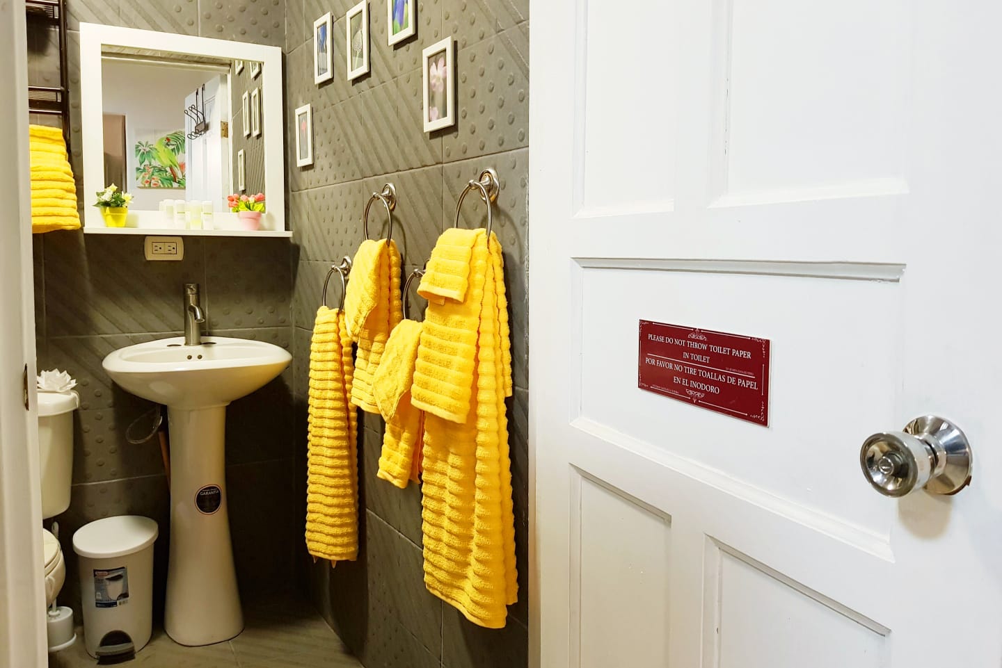 Baño con artículos de tocador en Cozy Condo 4 en My Cozy Condos en Jaco, Costa Rica