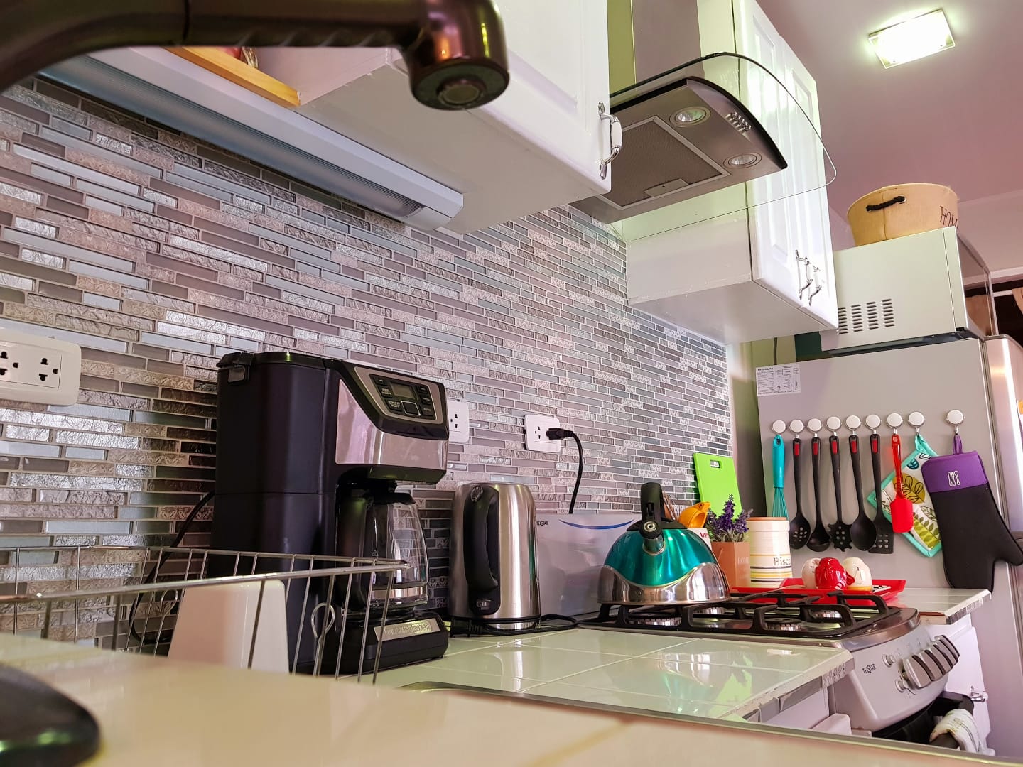 Cocina totalmente equipada en Cozy Condo 5 en My Cozy Condos en Jaco, Costa Rica