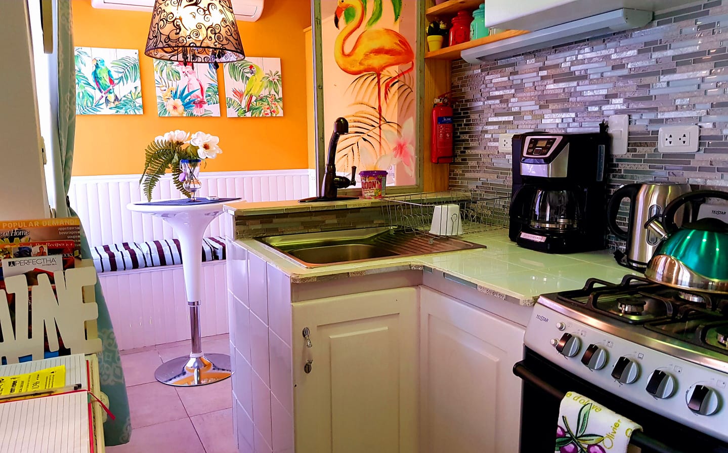 Cocina totalmente equipada en Cozy Condo 5 en My Cozy Condos en Jaco, Costa Rica