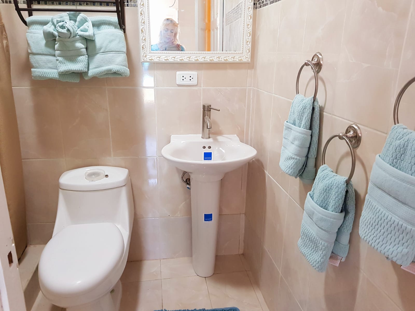 Baño con artículos de tocador en Cozy Condo 5 en My Cozy Condos en Jaco, Costa Rica