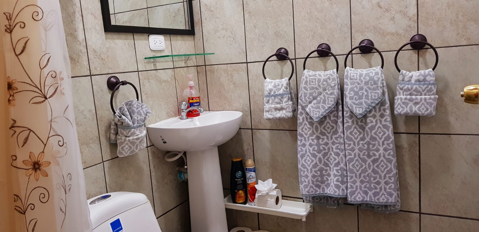 Baño con artículos de tocador en Cozy Condo 6 en My Cozy Condos en Jaco, Costa Rica