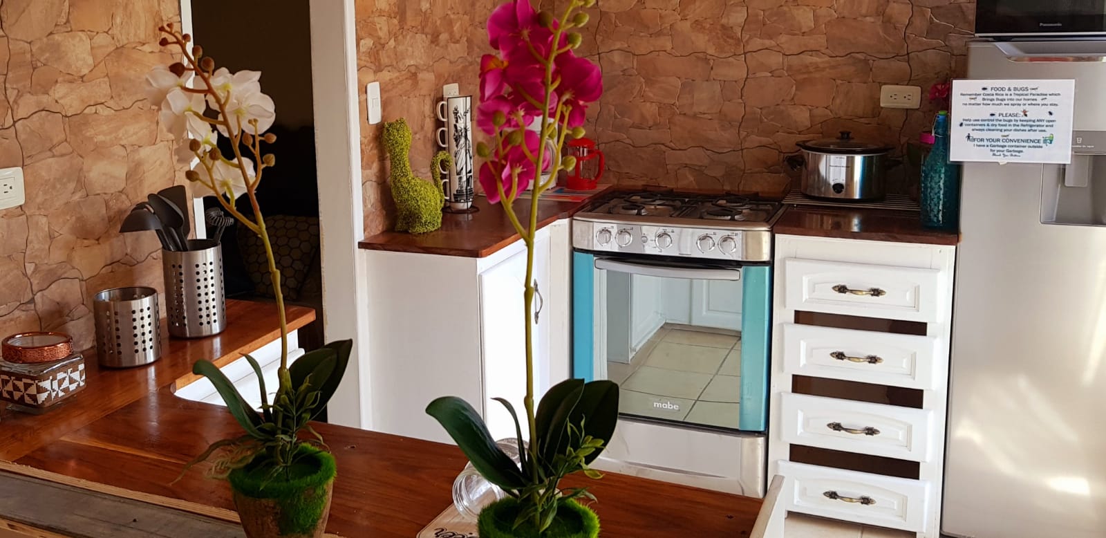 Cocina totalmente equipada en Cozy Condo 7 en My Cozy Condos en Jaco, Costa Rica