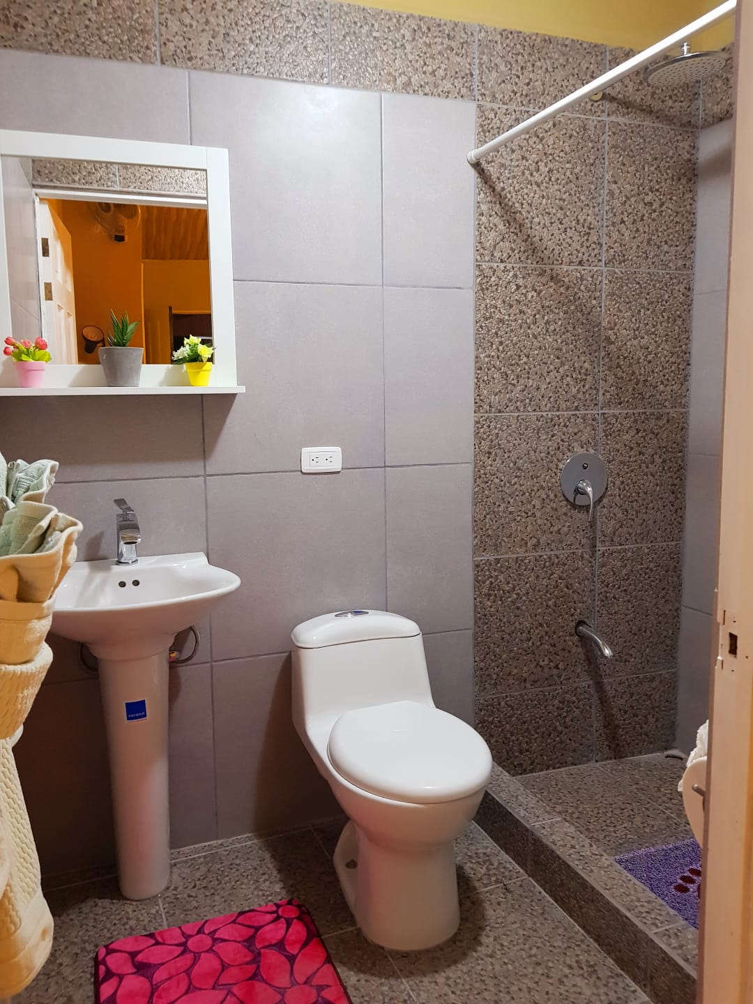 Baño con artículos de tocador en Cozy Condo 7 en My Cozy Condos en Jaco, Costa Rica