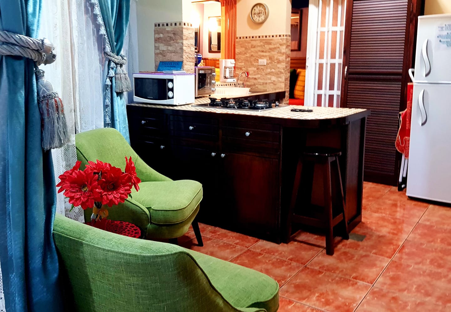 Cocina totalmente equipada en Cozy Condo 8 en My Cozy Condos en Jaco, Costa Rica