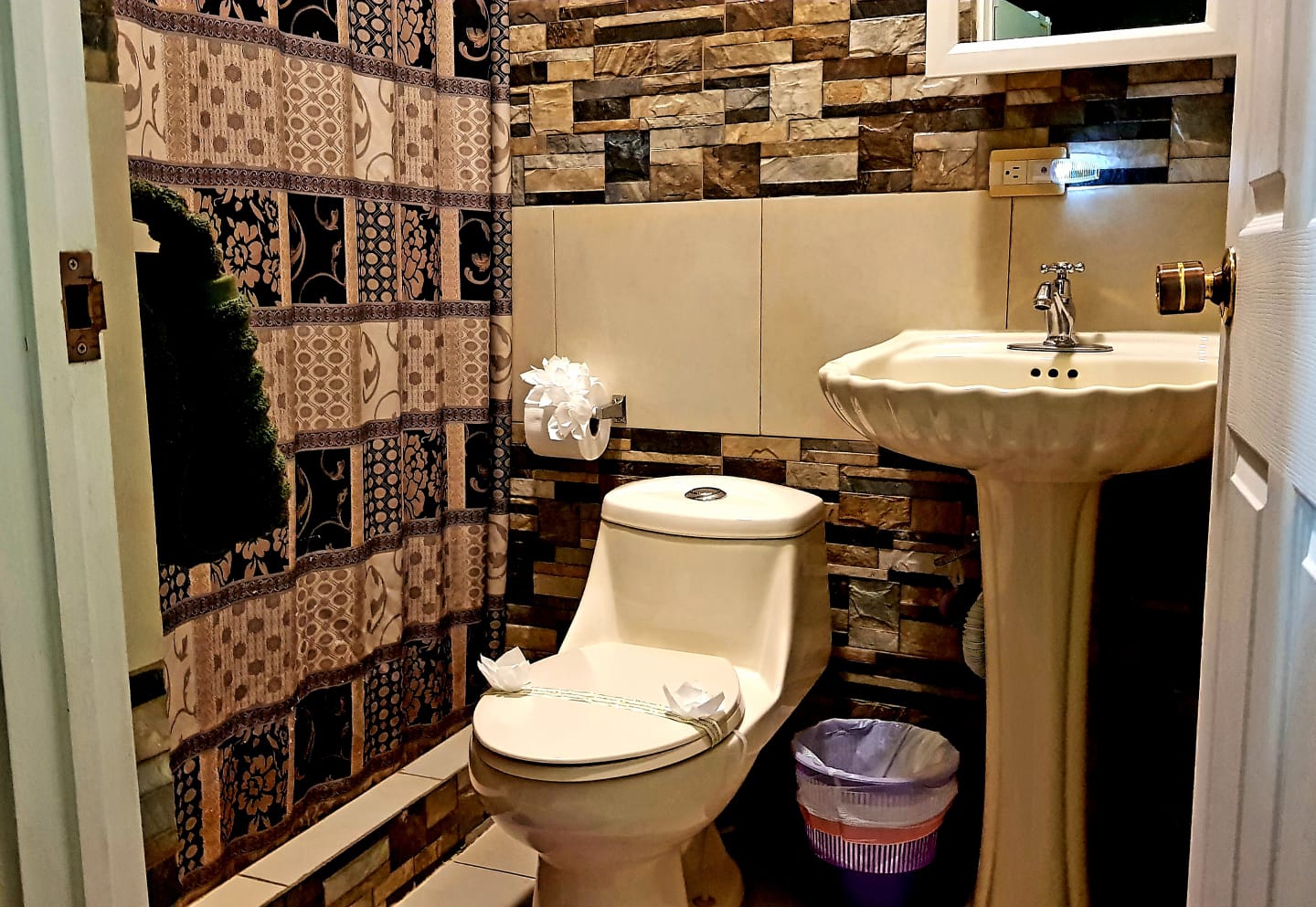 Baño con artículos de tocador en Cozy Condo 8 en My Cozy Condos en Jaco, Costa Rica