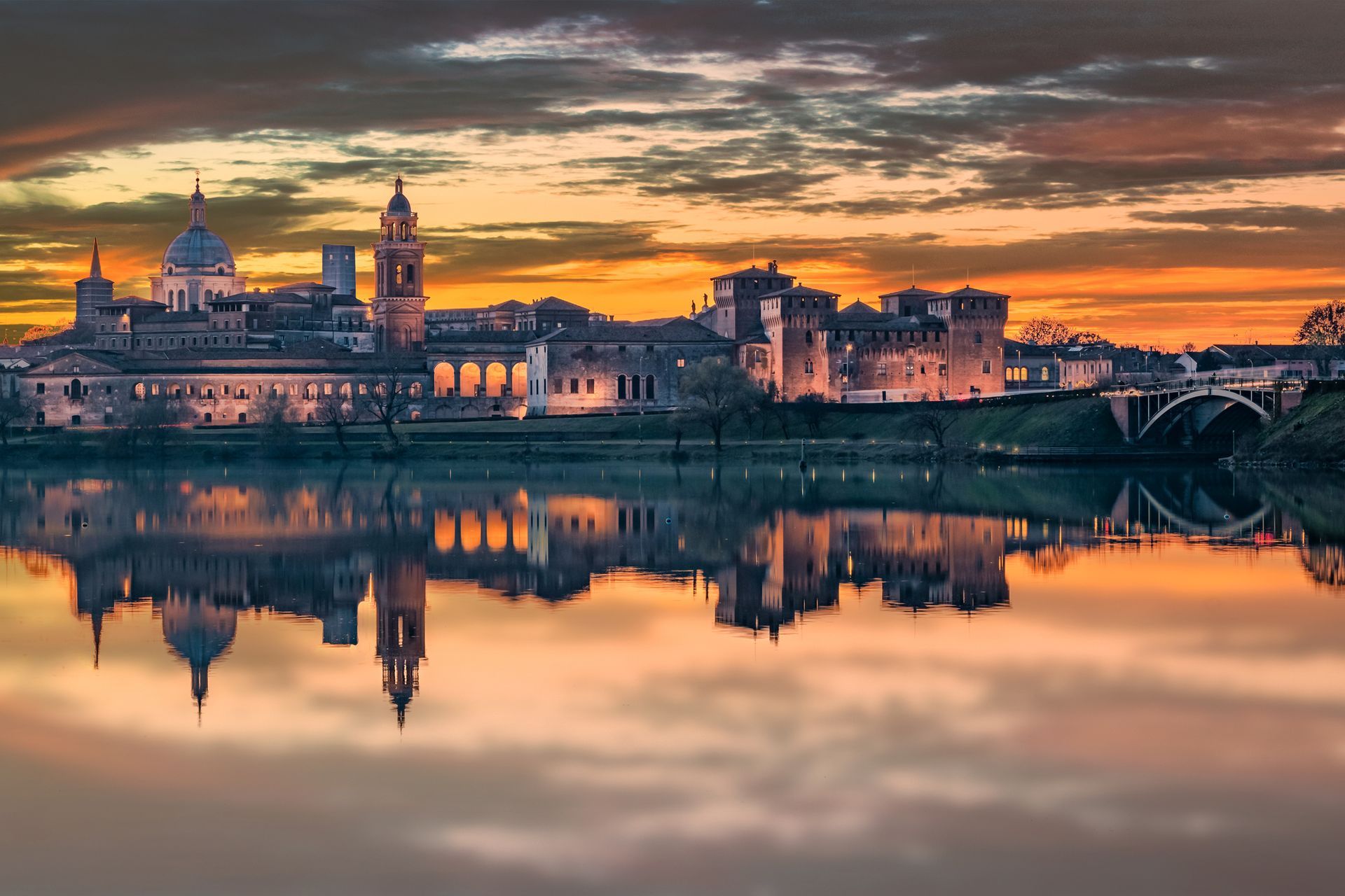 Una città si riflette nell'acqua al tramonto.