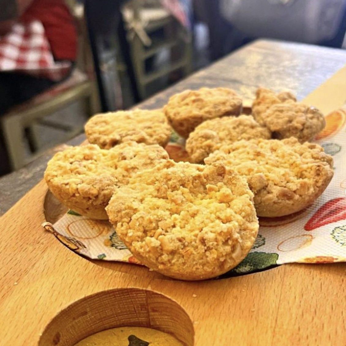 Un tagliere di legno con sopra un mucchio di biscotti