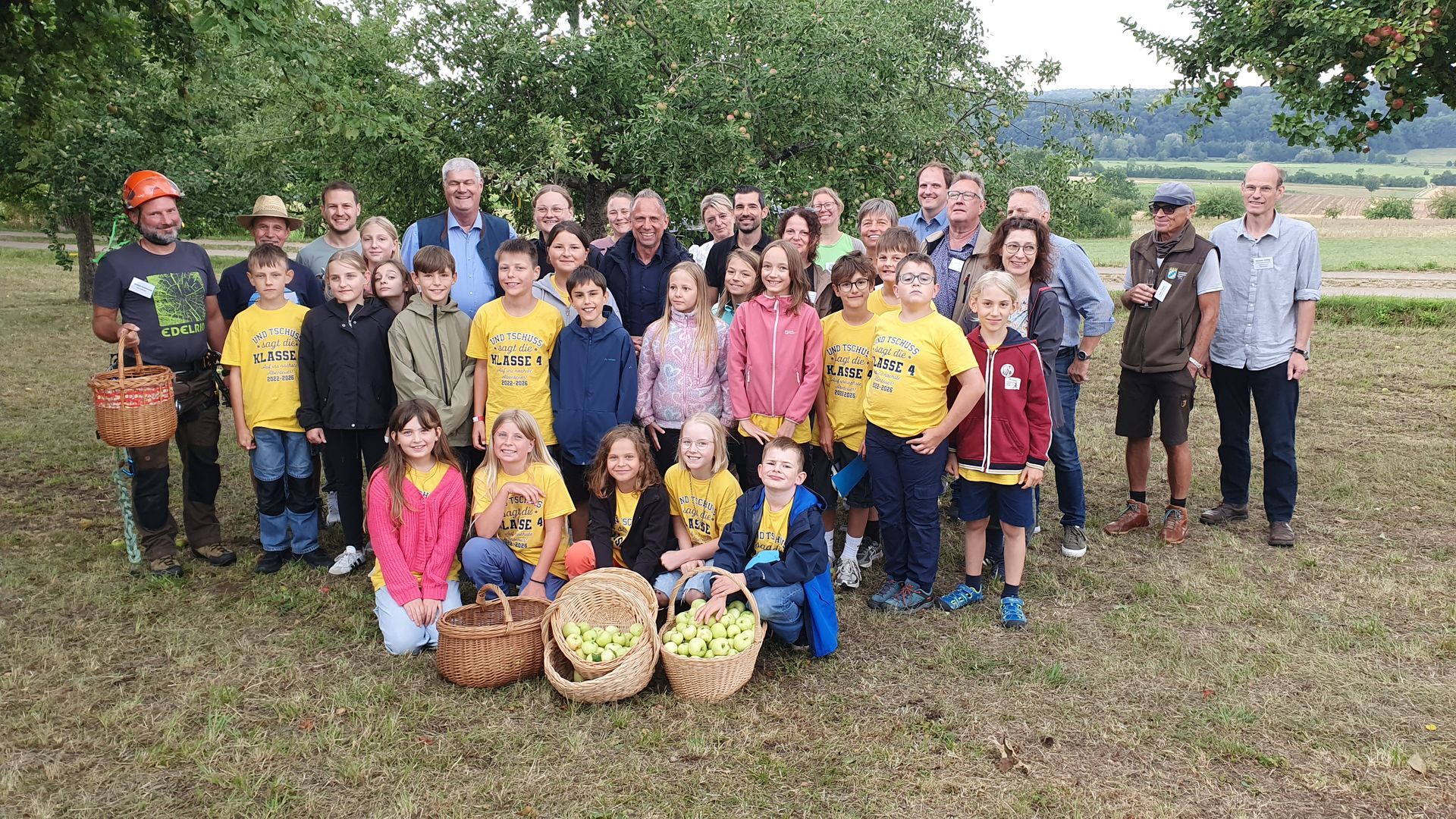 Gruppenbild der Kinderaktion mit der Grundschule Kirchehrenbach und Umweltminister Thorsten Glauber