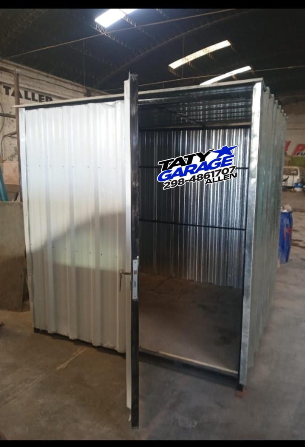 Mueble de almacenaje metálico con puerta abierta, paredes onduladas, logo