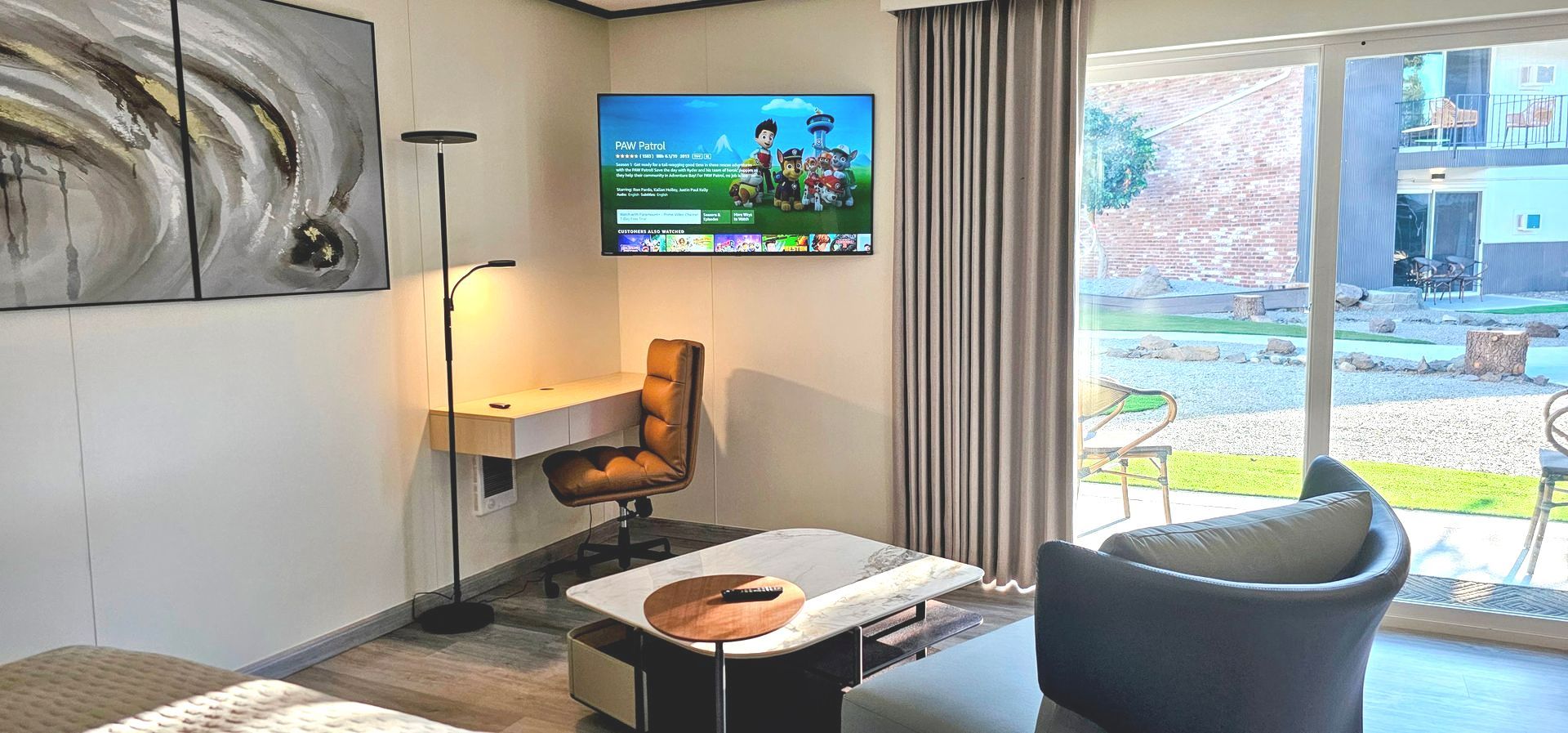 A living room with a flat screen tv on the wall.