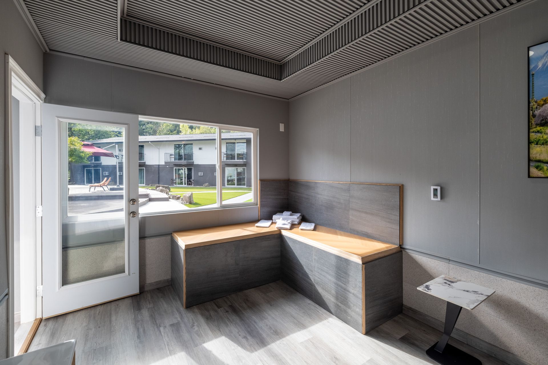 A room with a bench and a table in it.