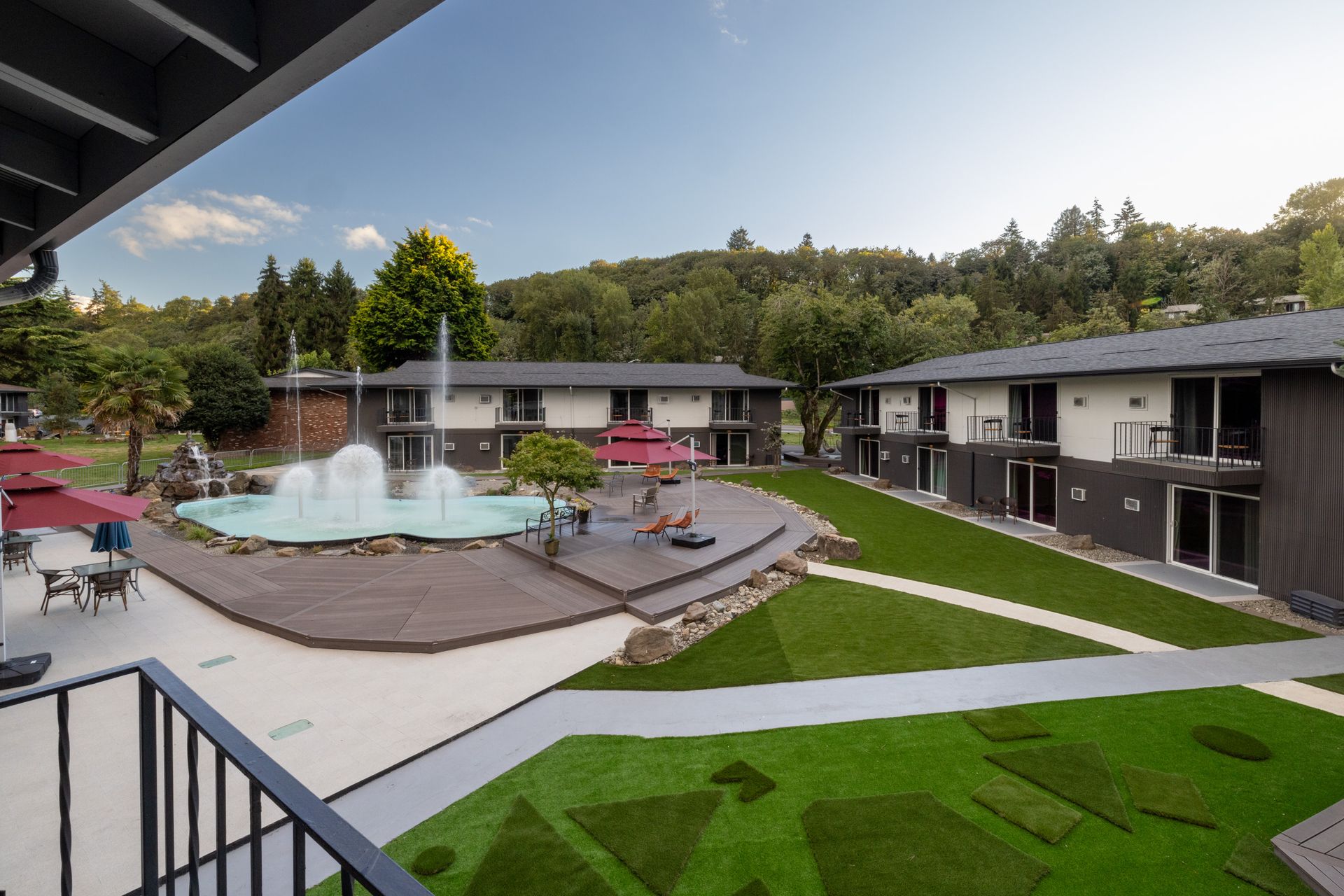A large lawn with a fountain in the middle of it
