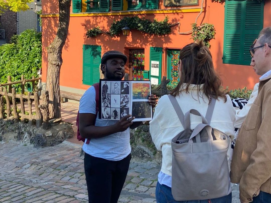 Tourists during a private tour with a parisian guide