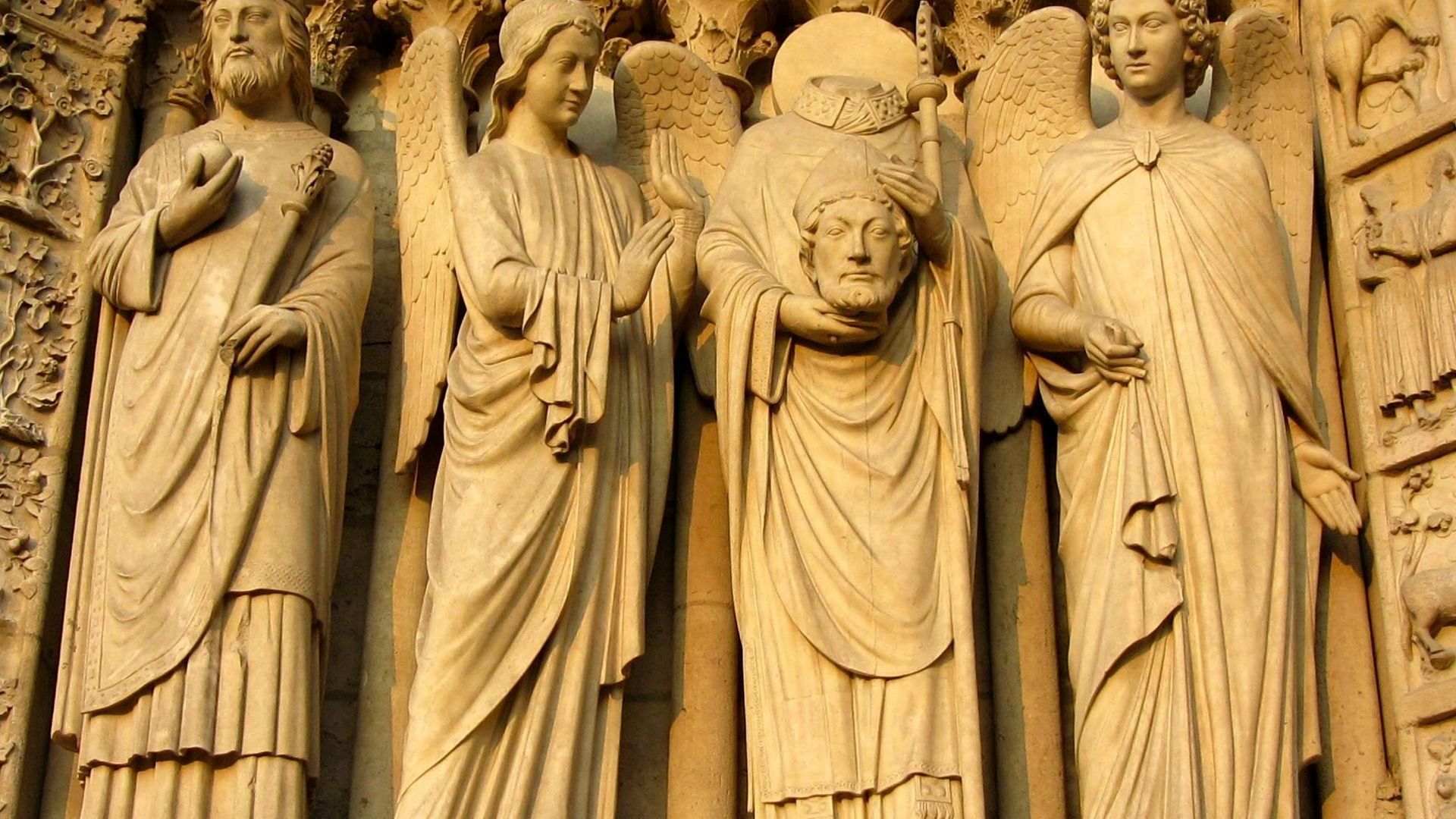 Statue de Saint Denis sur Notre-Dame  de Paris