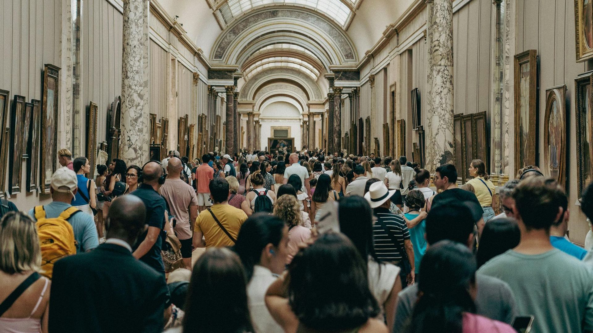 A crowded Louvre Museum during a guided tour in Paris with a Local guide