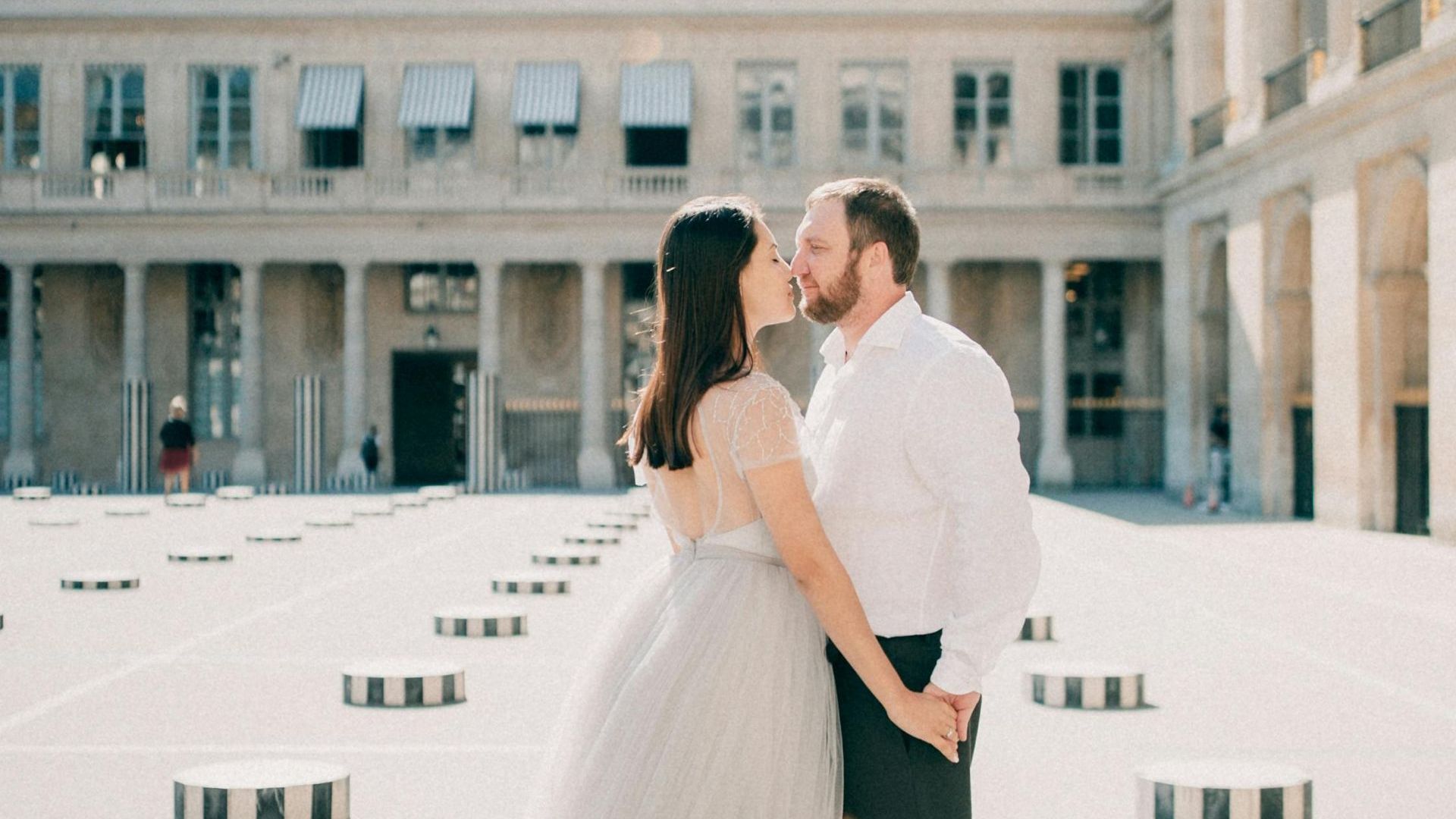 A couple kissing during a private walking tour in Paris