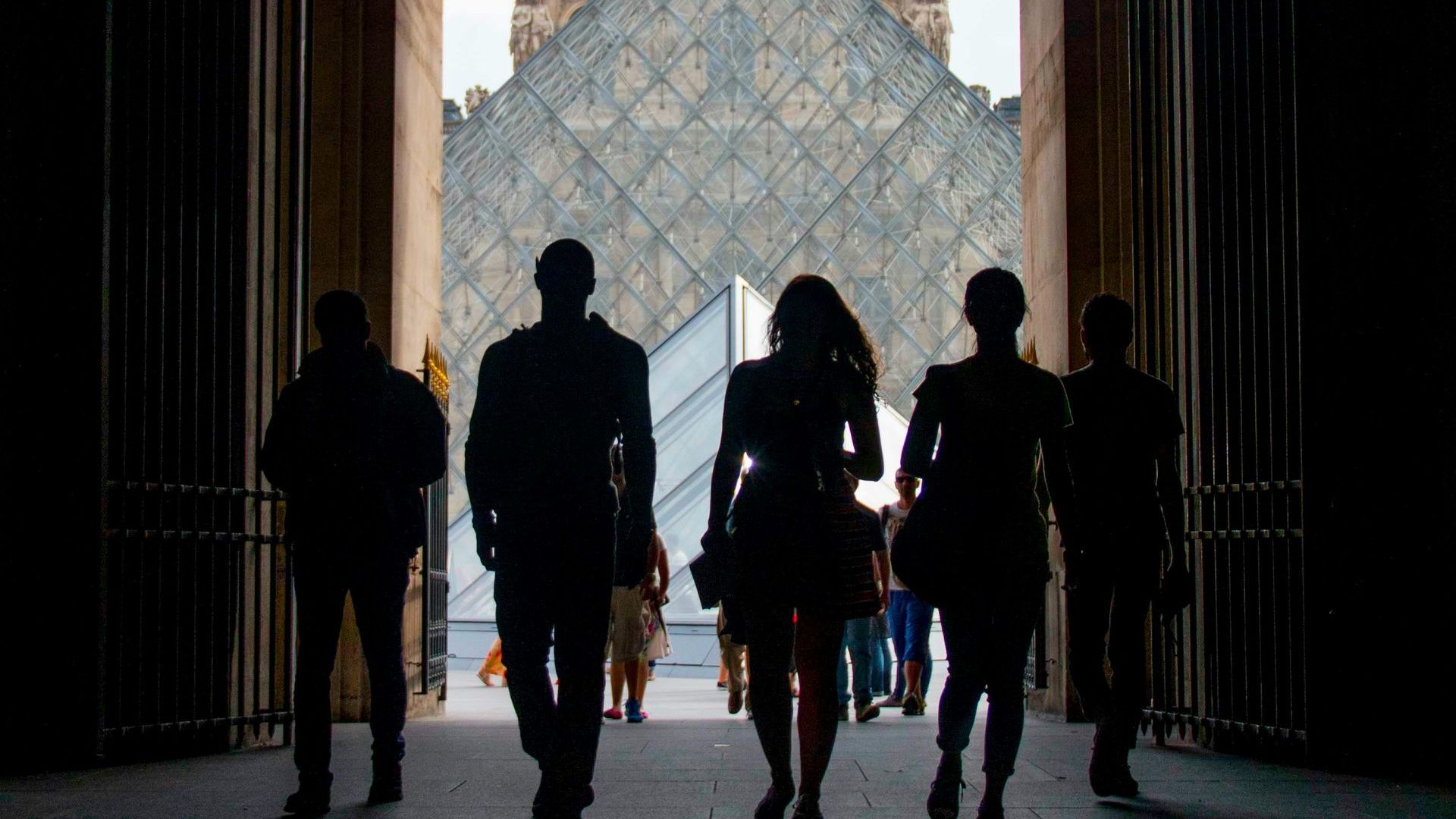 Tourists visiting Paris with Voilà Tours guide