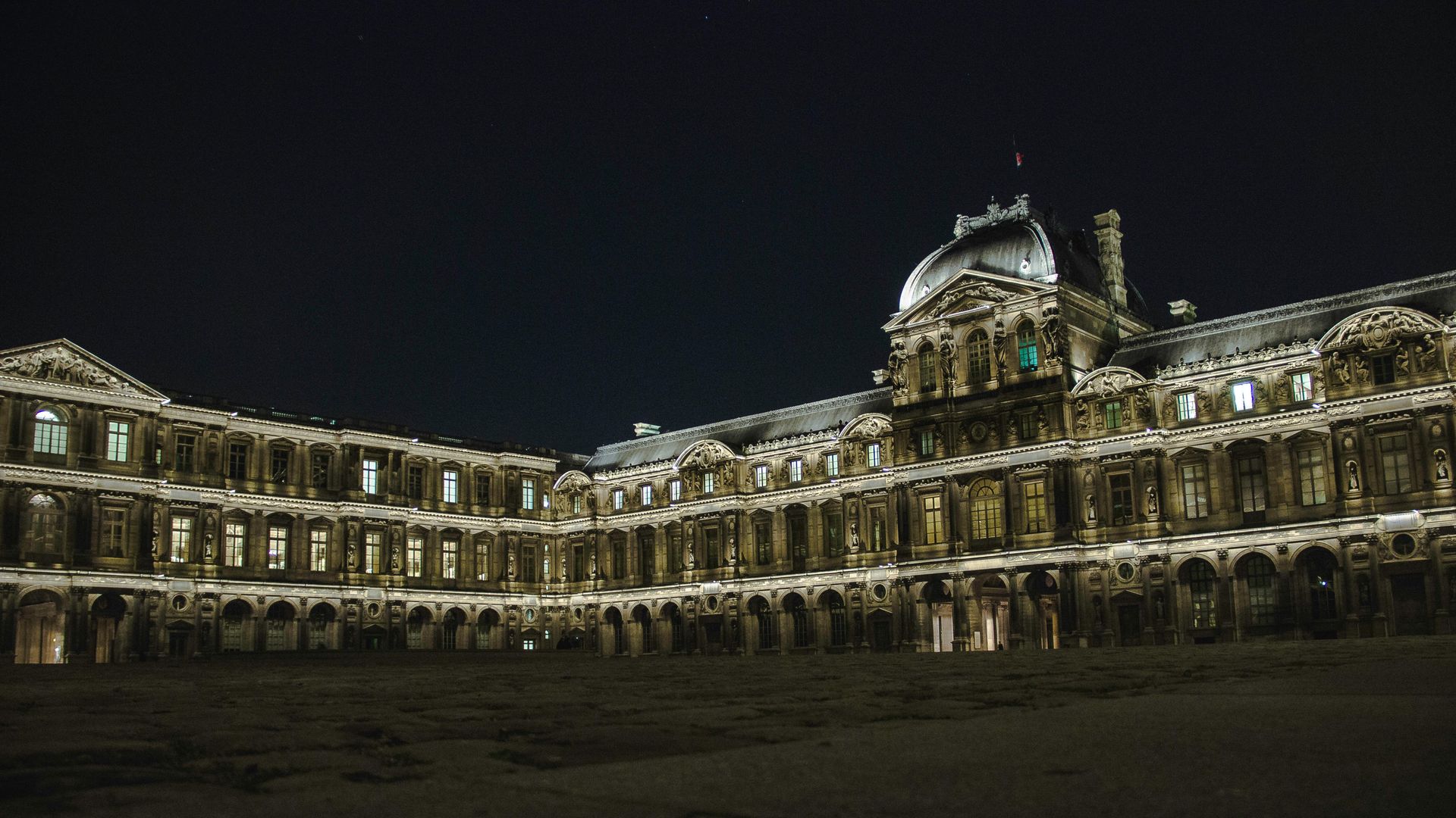 El Louvre de Noche durante un tour privado nocturno por Paris con un guia local