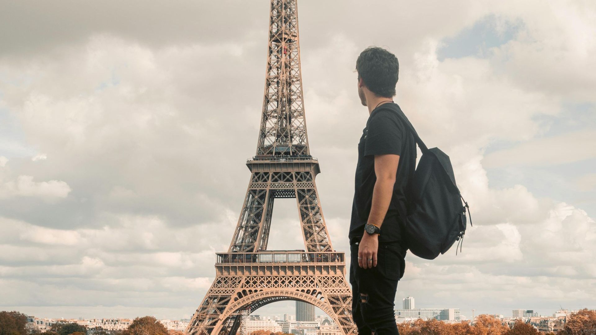 A tourist in Paris visiting Paris with Voilà Tours