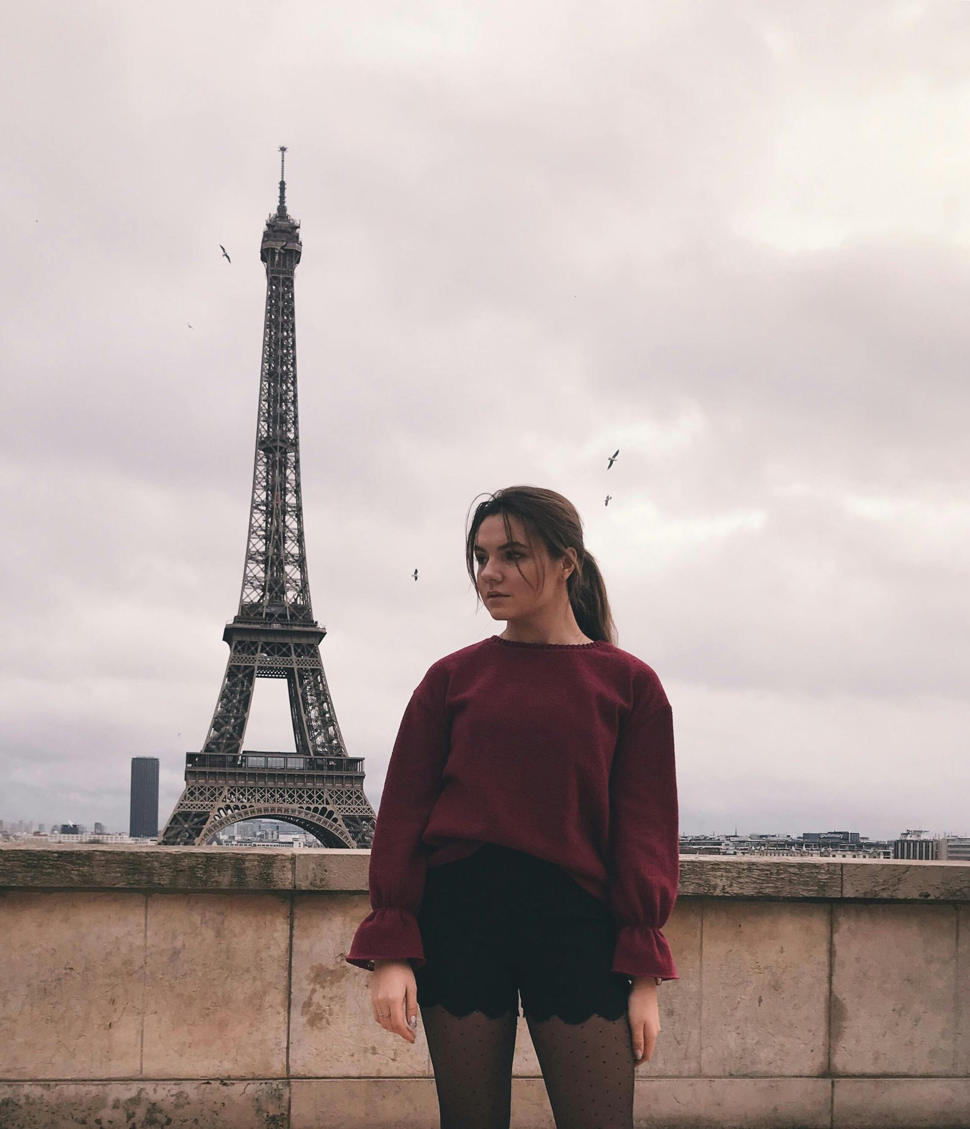 Tourist in front of the Eiffel Tower at Trocadéro