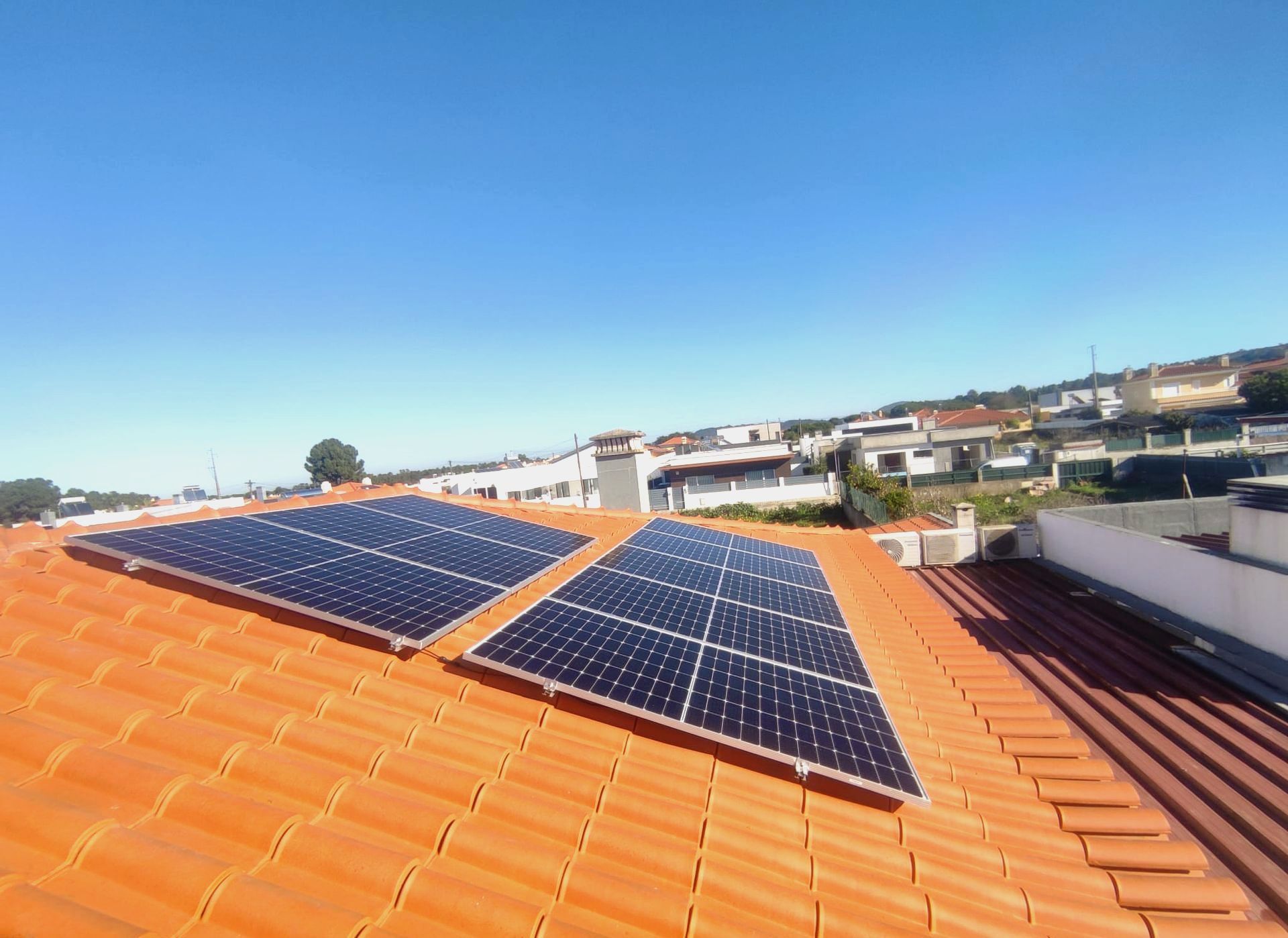 Telhado de uma Casa com Painéis Solares