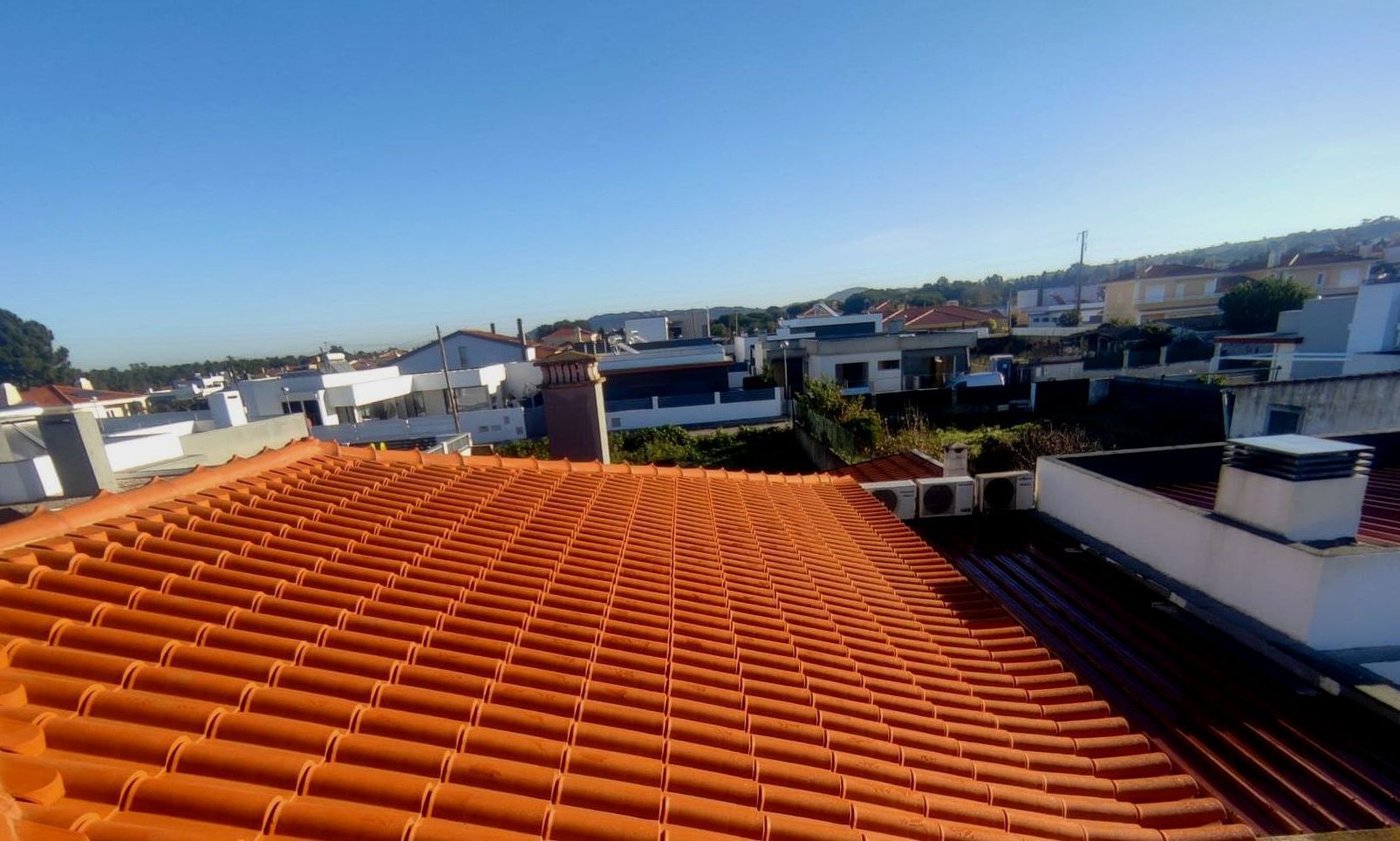 Telhado de uma Casa sem Painéis Solares